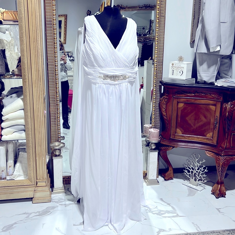 New Bridal Dress Plus size fits 30 to 34.
